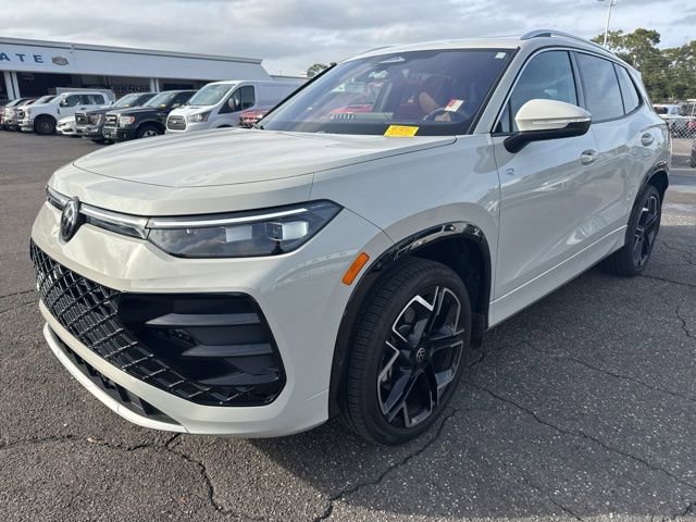 Used 2025 Volkswagen Tiguan SEL R-Line image 3
