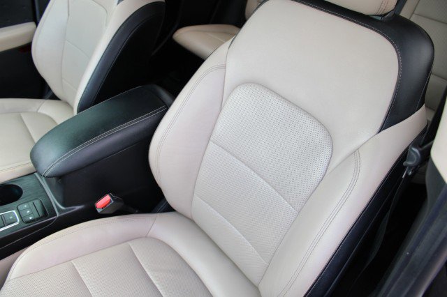 Used 2020 Ford Escape Titanium image 9