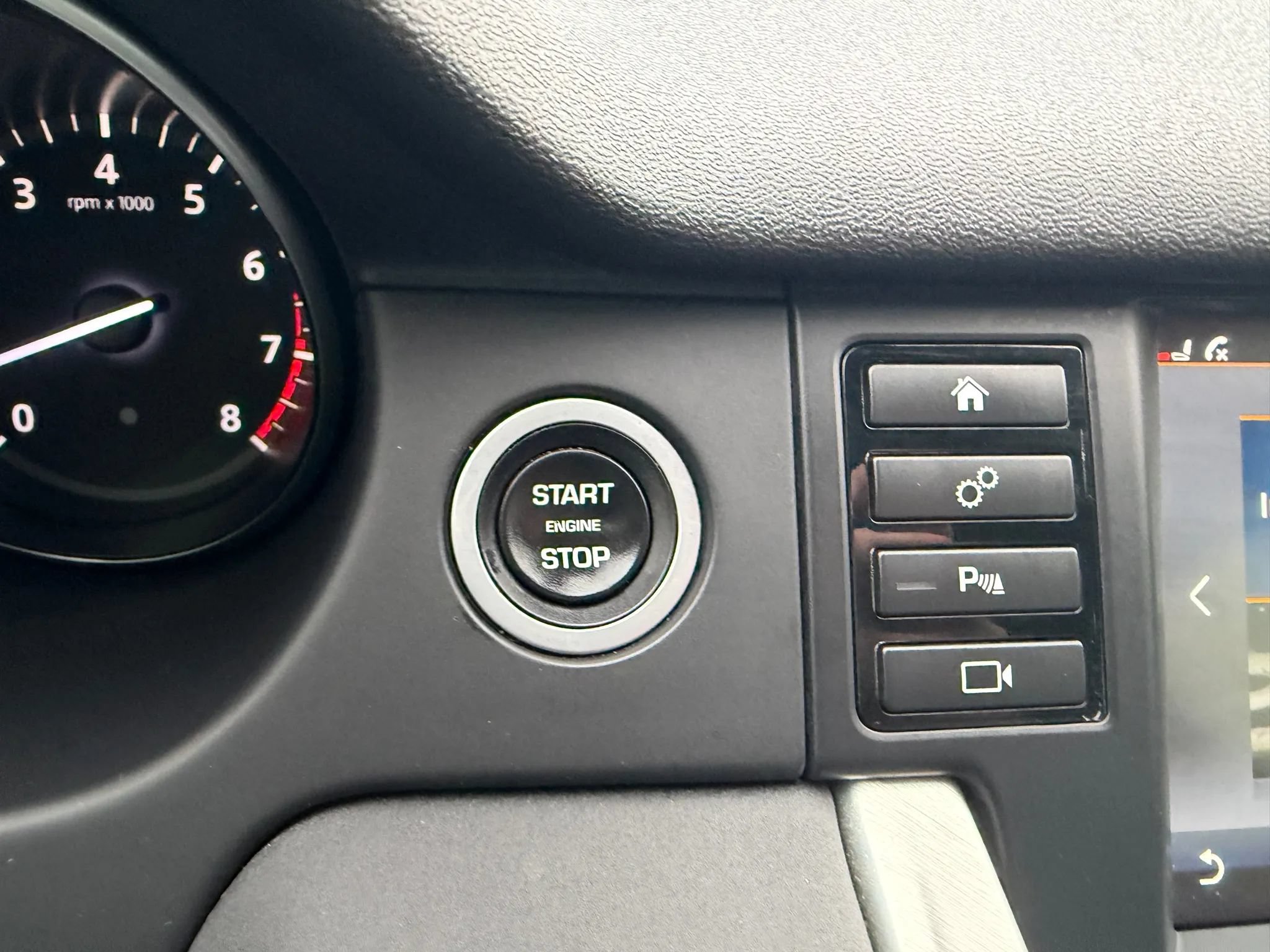 Used 2018 Land Rover Discovery Sport HSE AWD/4WD image 27