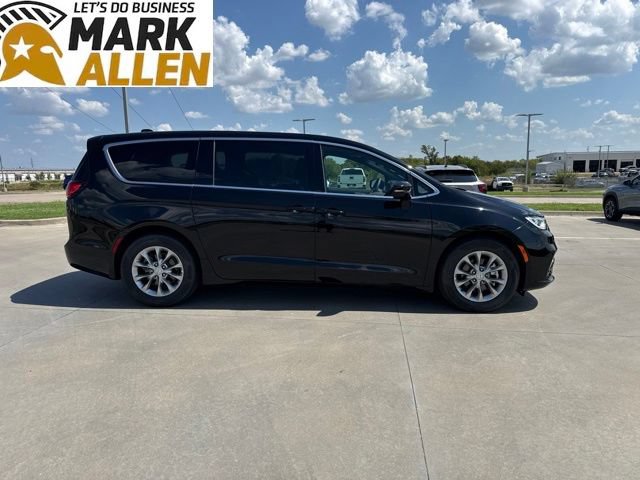 Used 2026 Chrysler Pacifica Limited FWD image 6