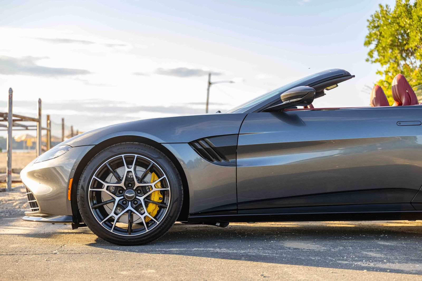 Used 2023 Aston Martin V8 Vantage Roadster RWD image 32