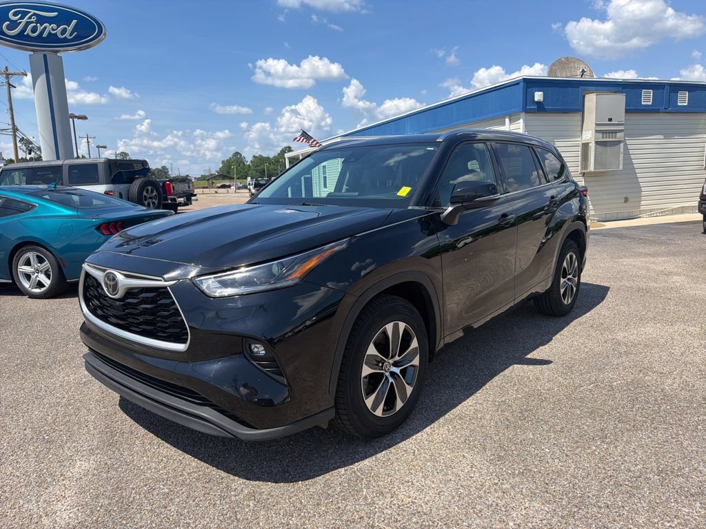 Used 2021 Toyota Highlander XLE FWD image 2