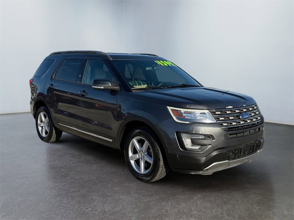 Used 2017 Ford Explorer XLT image 7