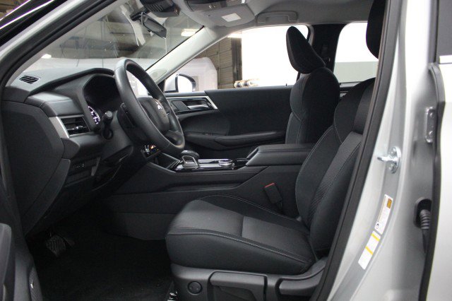 New 2026 Mitsubishi Outlander ES FWD image 6