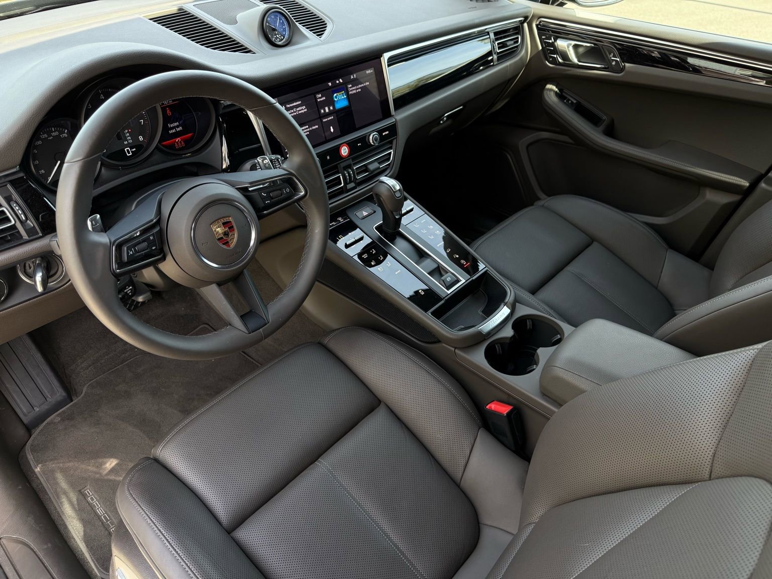 Used 2025 Porsche Macan image 4