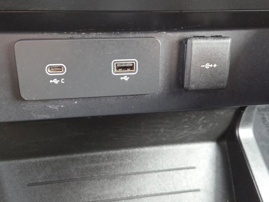 Used 2024 Land Rover Defender 130 X-Dynamic SE image 6