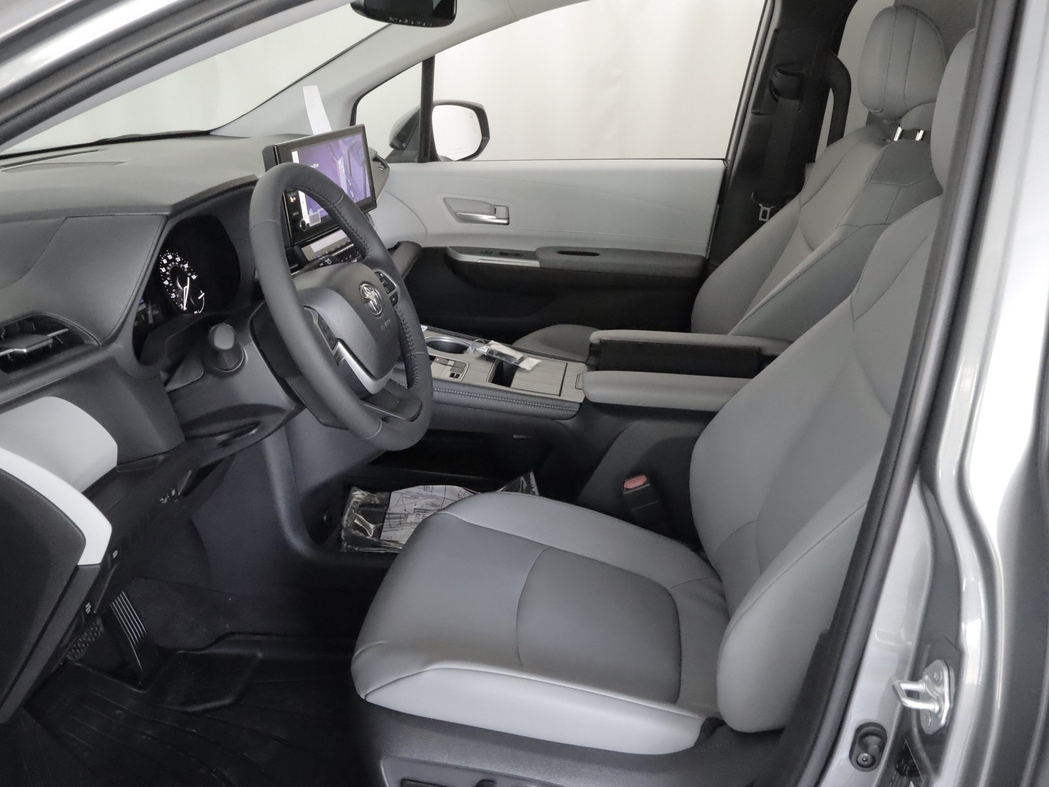 New 2026 Toyota Sienna XLE FWD image 18