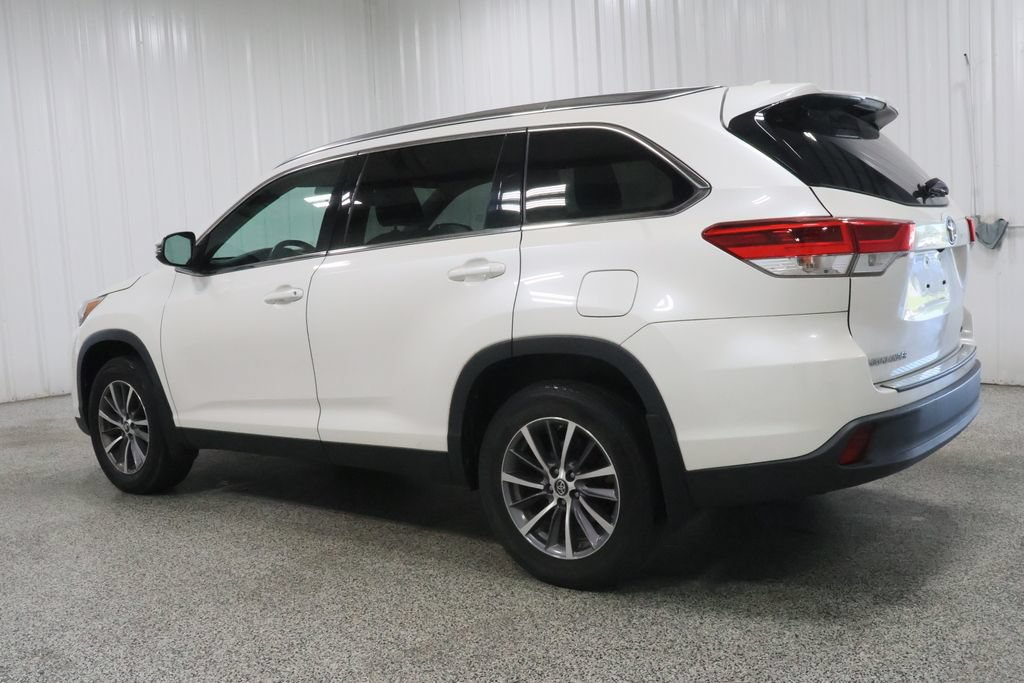 Used 2019 Toyota Highlander XLE AWD/4WD image 4