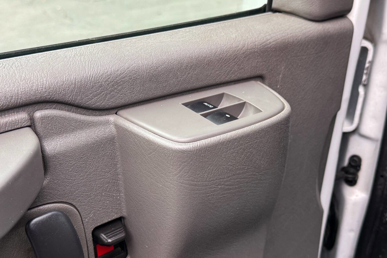 Used 2017 Chevrolet Express 2500 image 21