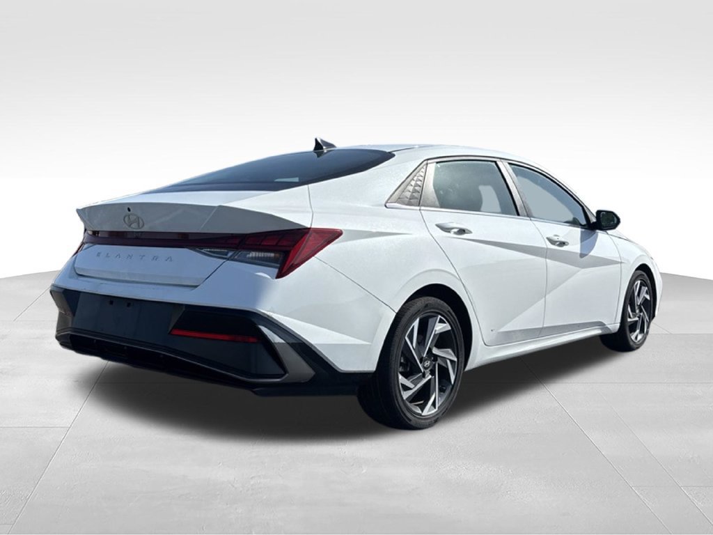 Used 2025 Hyundai Elantra SEL FWD image 6