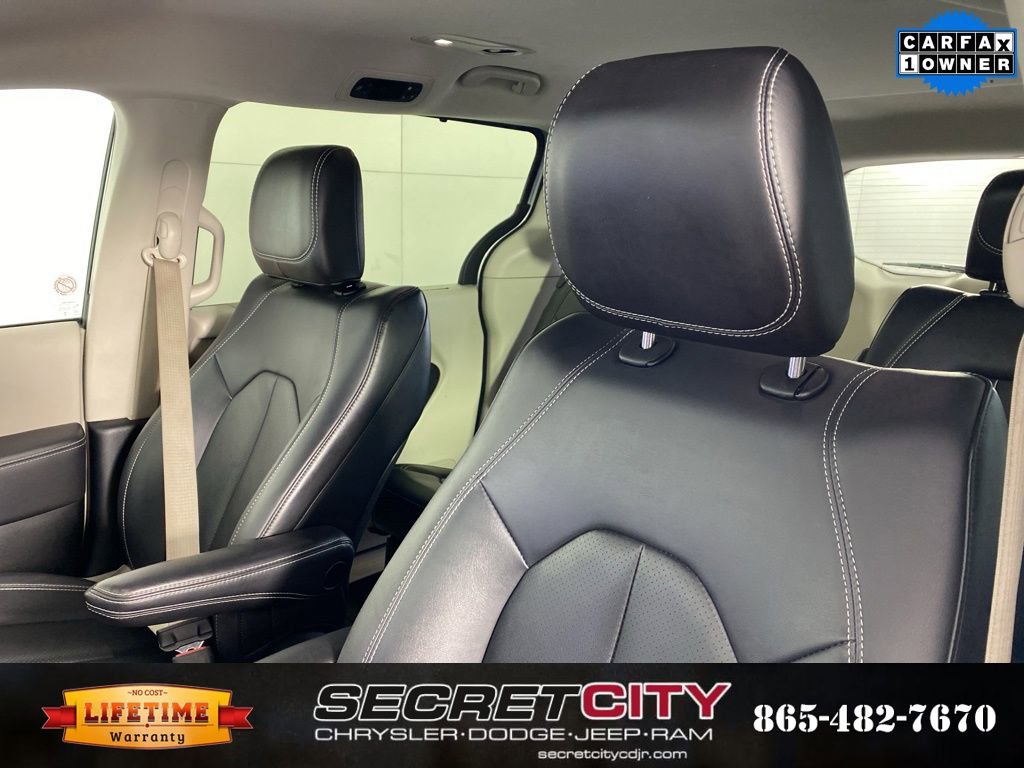 Used 2024 Chrysler Pacifica Touring-L image 10