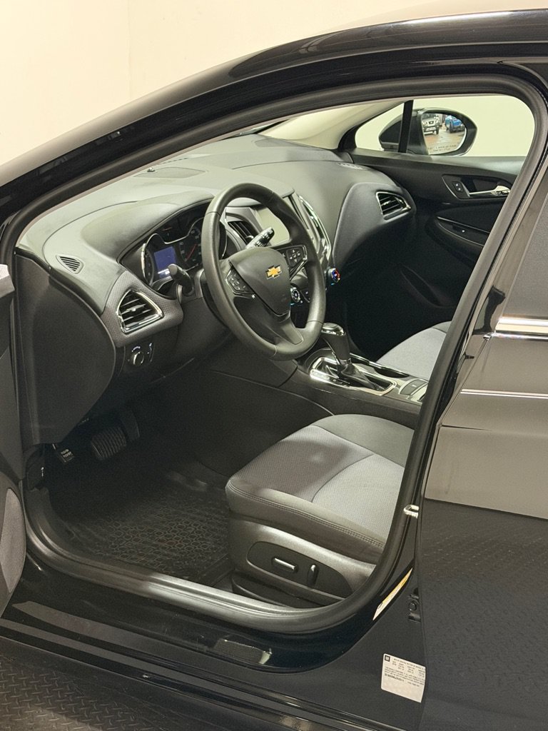 Used 2018 Chevrolet Cruze LT w/ Convenience Package FWD image 7