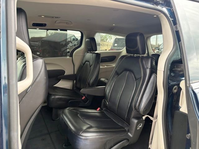 Used 2023 Chrysler Pacifica Touring-L image 21