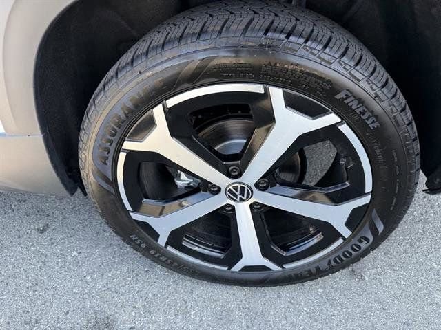 New 2025 Volkswagen Taos SEL image 14