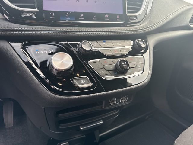 Used 2024 Chrysler Pacifica Touring image 31