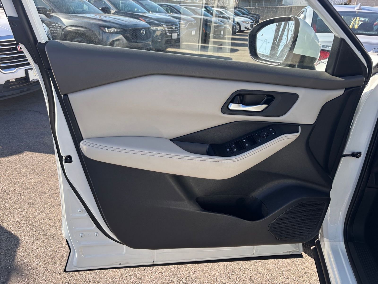 Used 2025 Nissan Rogue SV FWD image 18