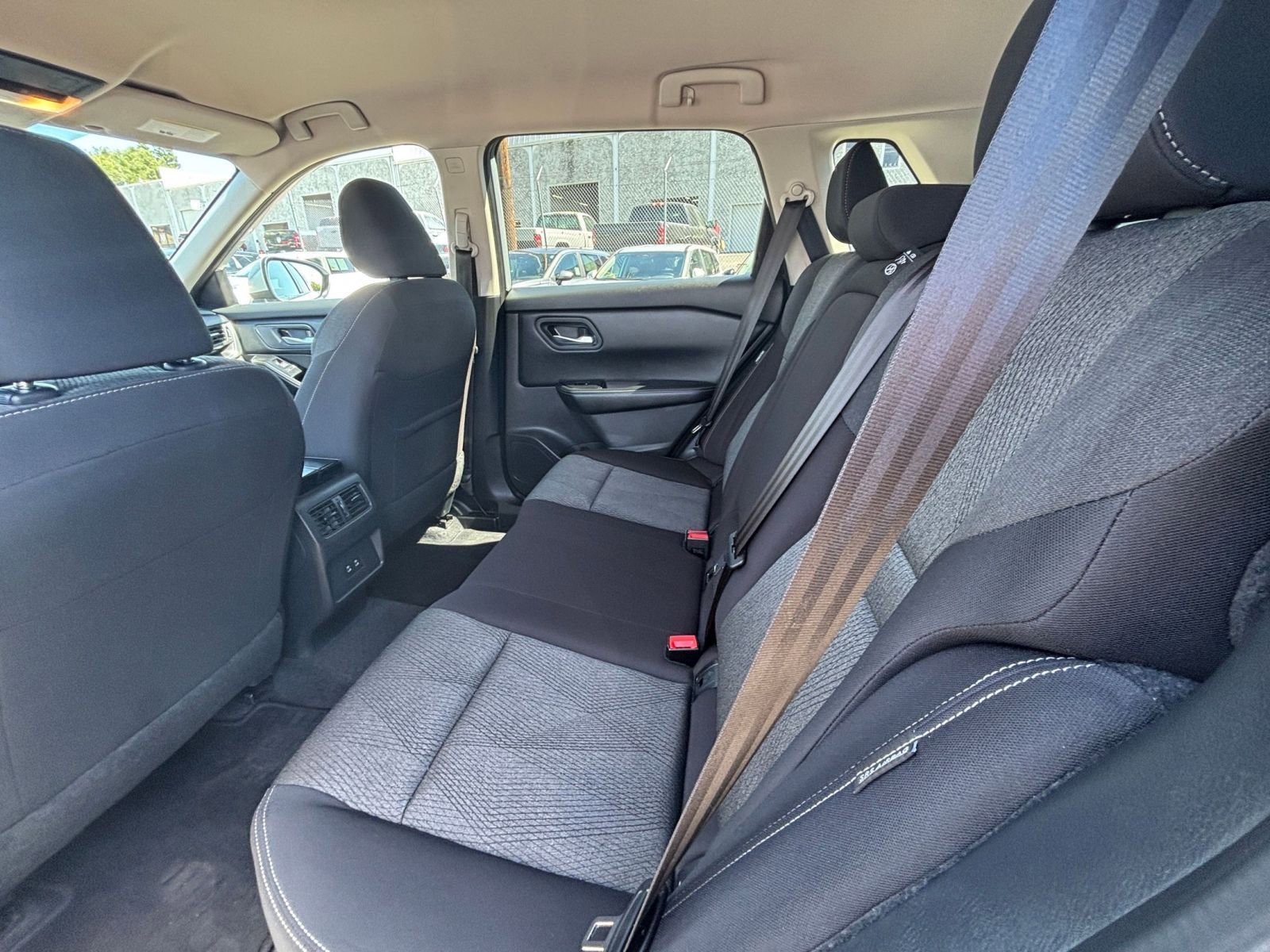 Used 2025 Nissan Rogue SV FWD image 28