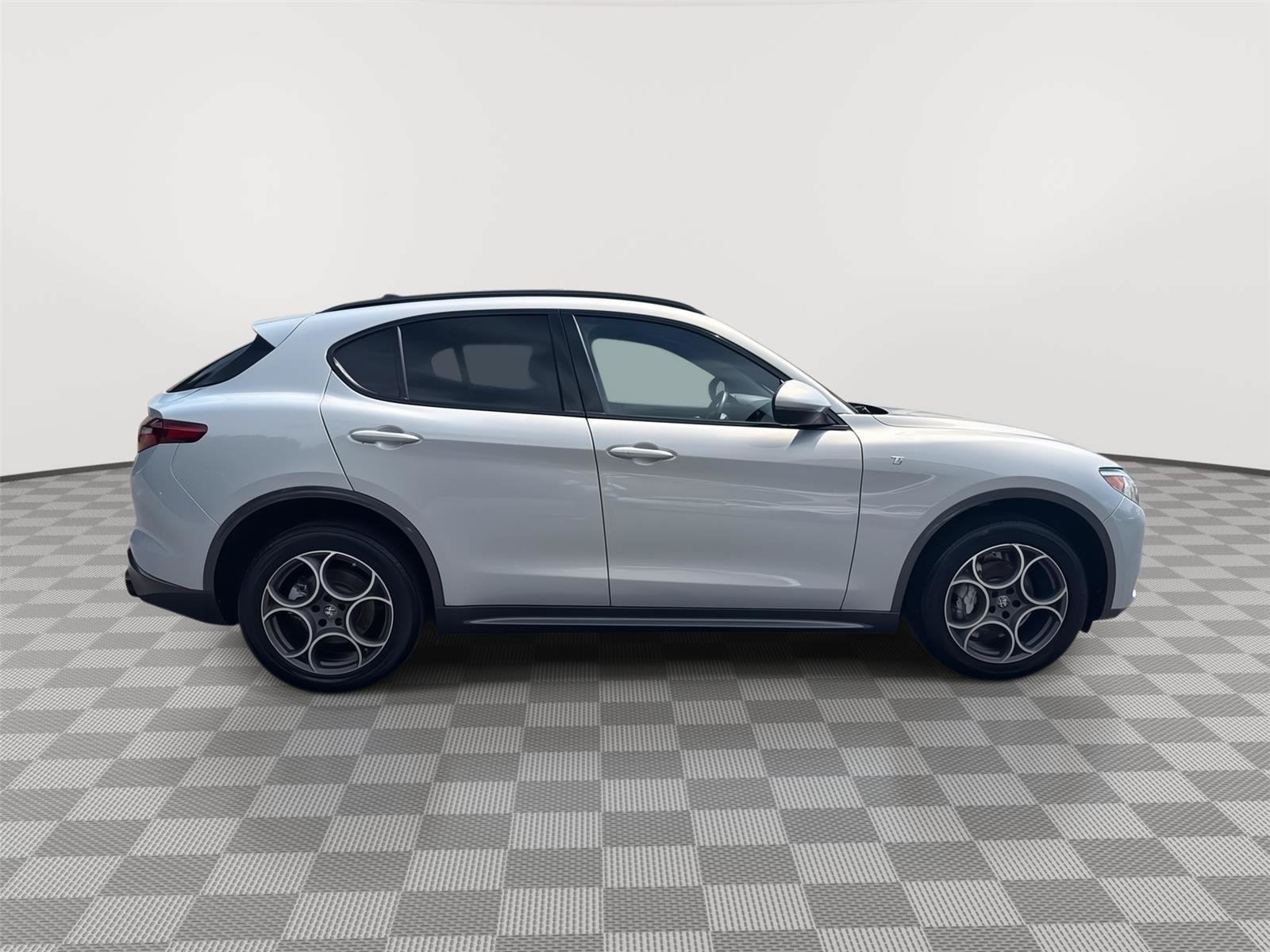 Used 2023 Alfa Romeo Stelvio Ti AWD/4WD image 5