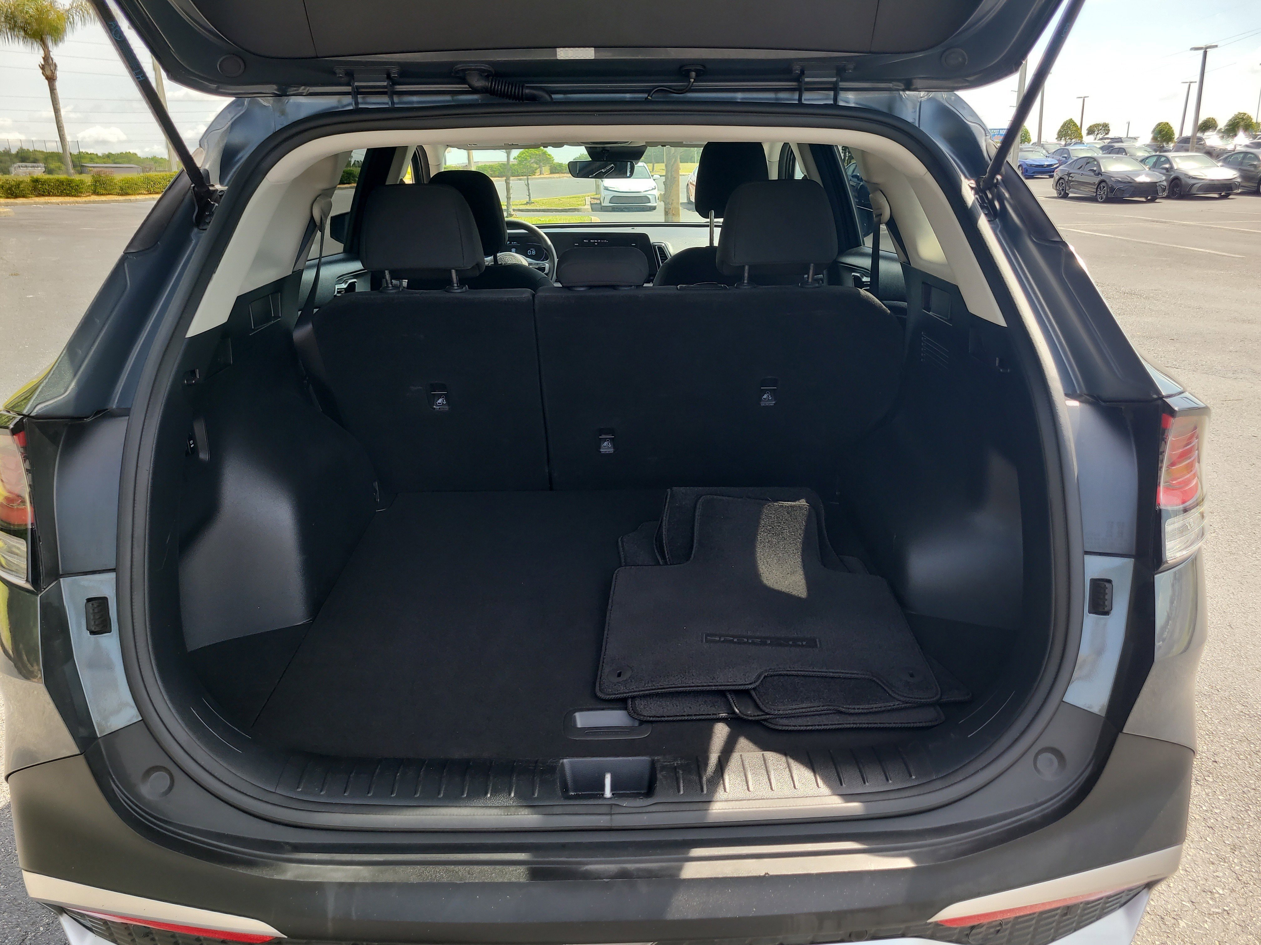 Used 2025 Kia Sportage LX FWD image 11