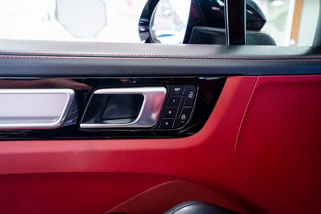 Used 2022 Porsche Cayenne Platinum Edition image 31