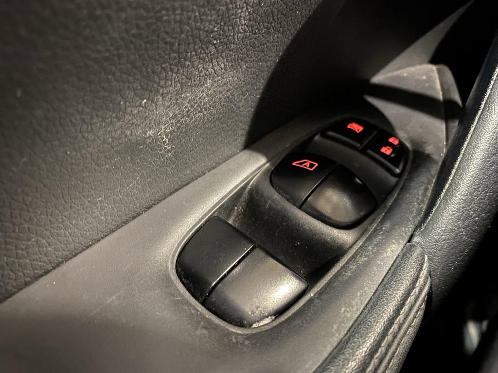 Used 2018 Nissan Rogue SV w/ Premium Package FWD image 9