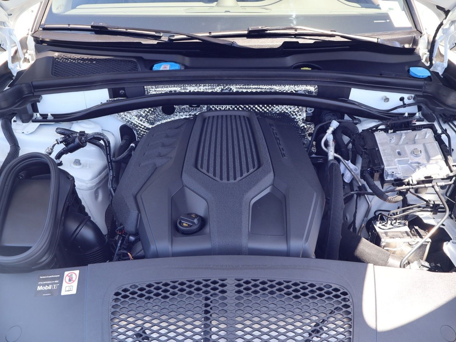 Certified 2026 Porsche Macan AWD/4WD image 26