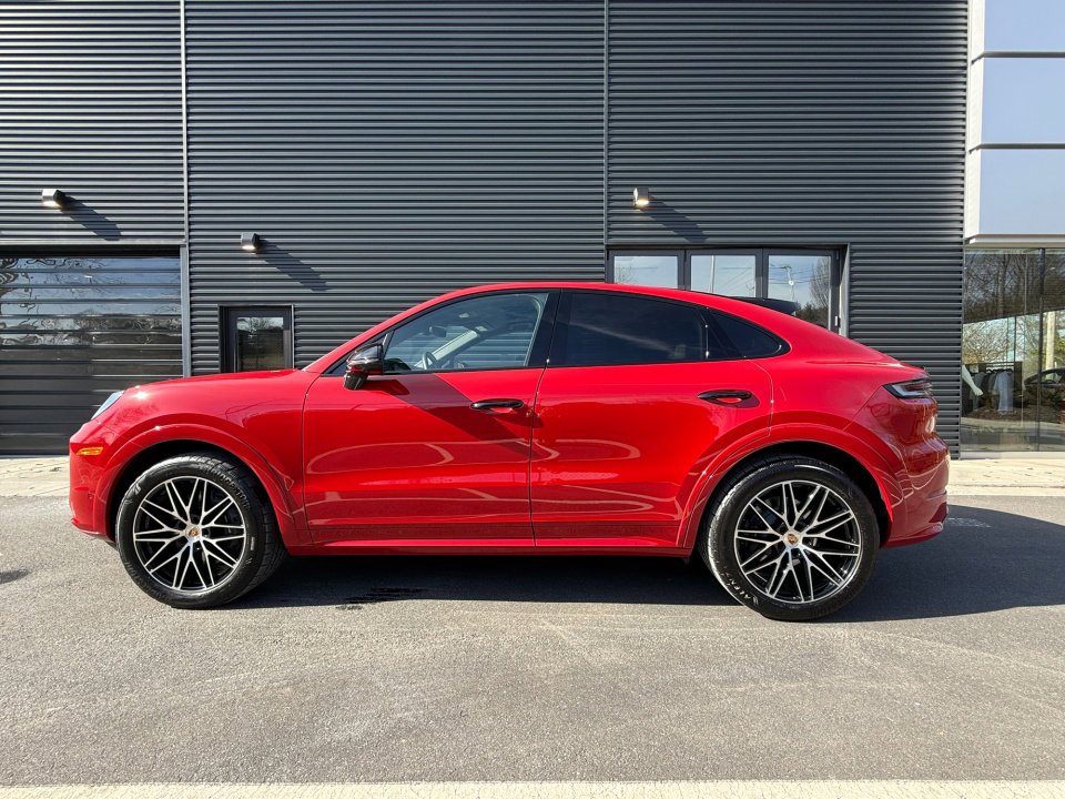 Certified 2025 Porsche Cayenne Coupe image 2