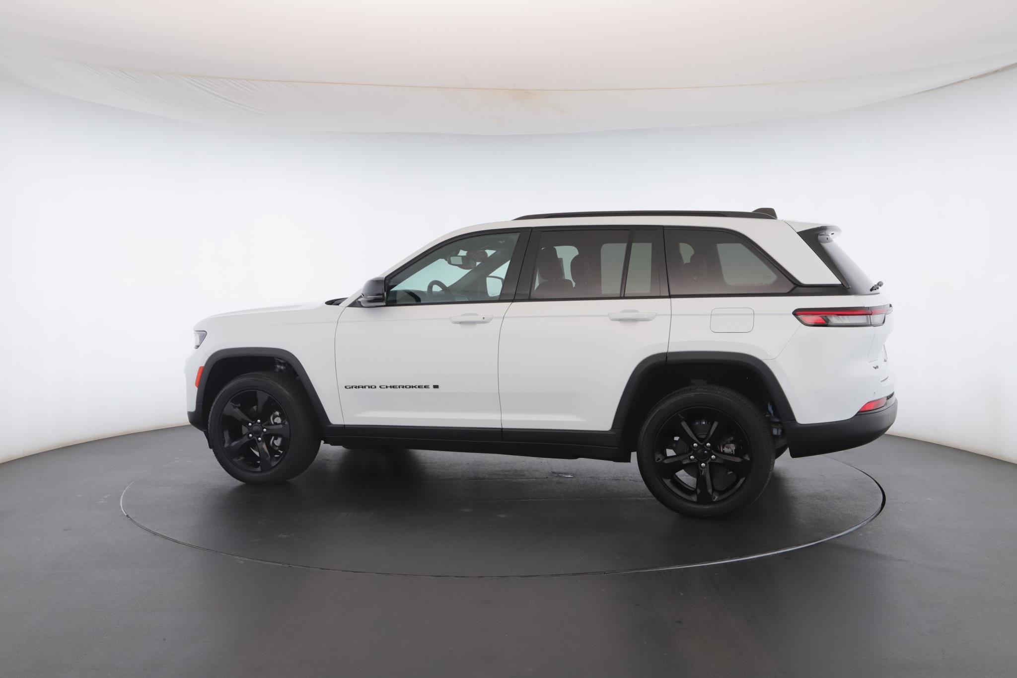 Used 2024 Jeep Grand Cherokee Altitude image 22