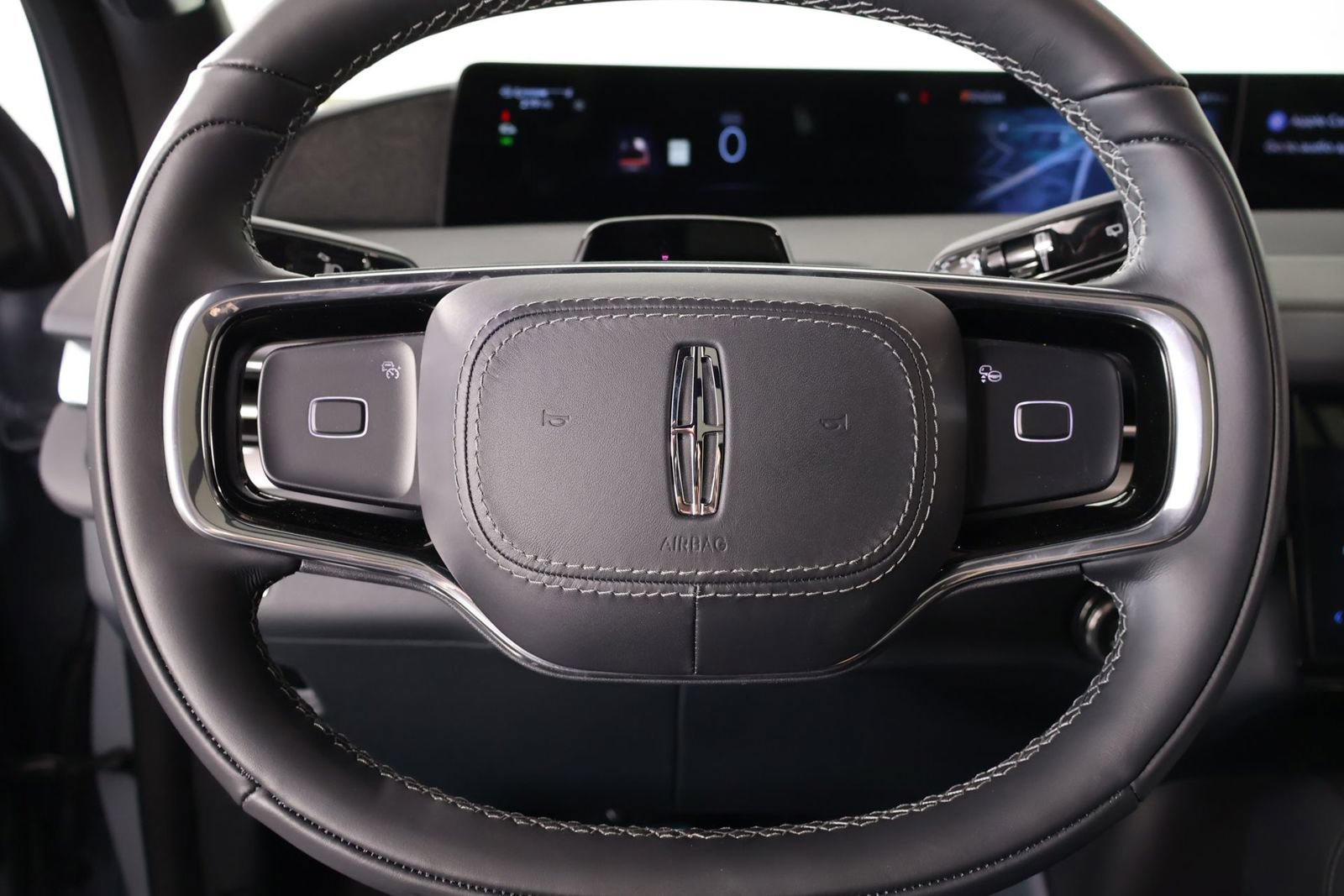 New 2025 Lincoln Navigator Reserve w/ Jet Appearance Package AWD/4WD image 3