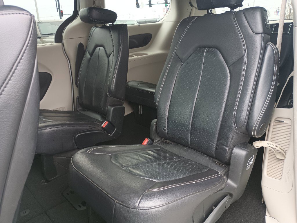 Used 2022 Chrysler Pacifica Touring-L w/ Uconnect Theater Family Group image 28