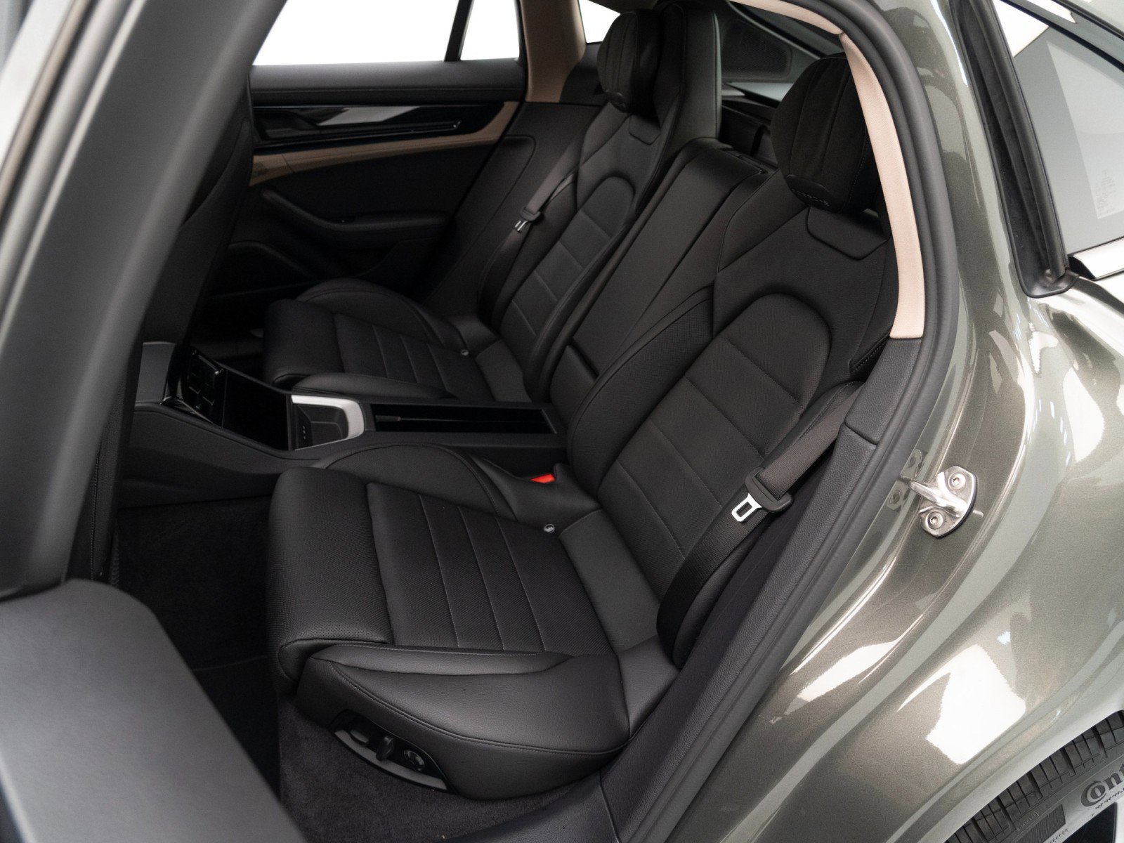 Used 2025 Porsche Panamera 4 image 33