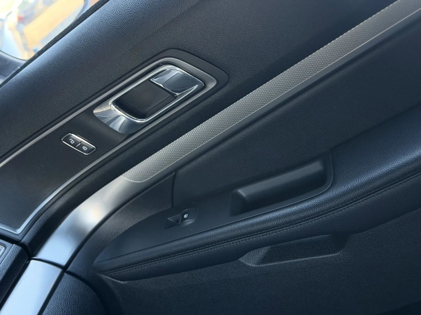 Used 2018 Ford Explorer XLT w/ Equipment Group 202A image 39