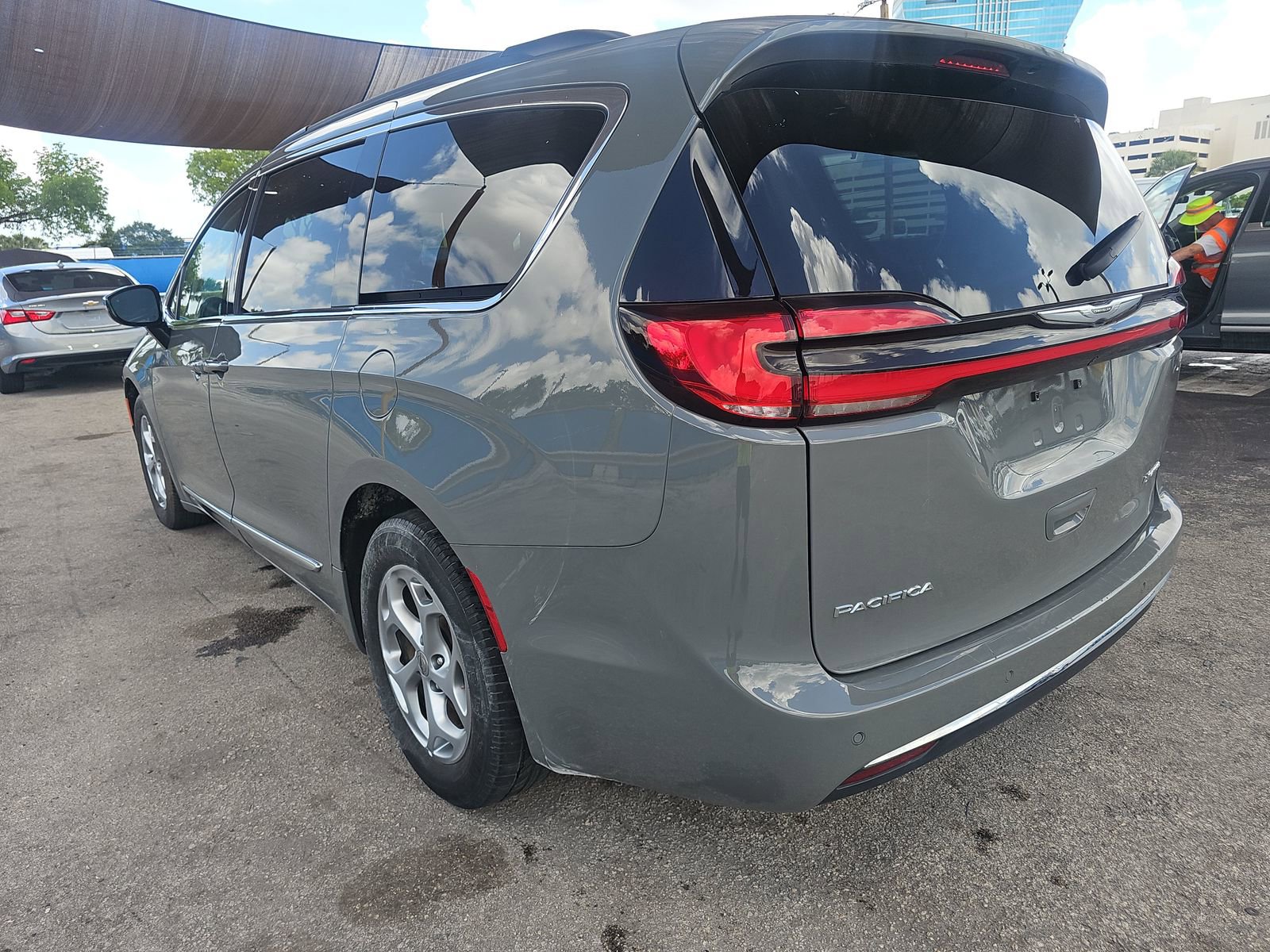 Used 2023 Chrysler Pacifica Limited FWD image 10