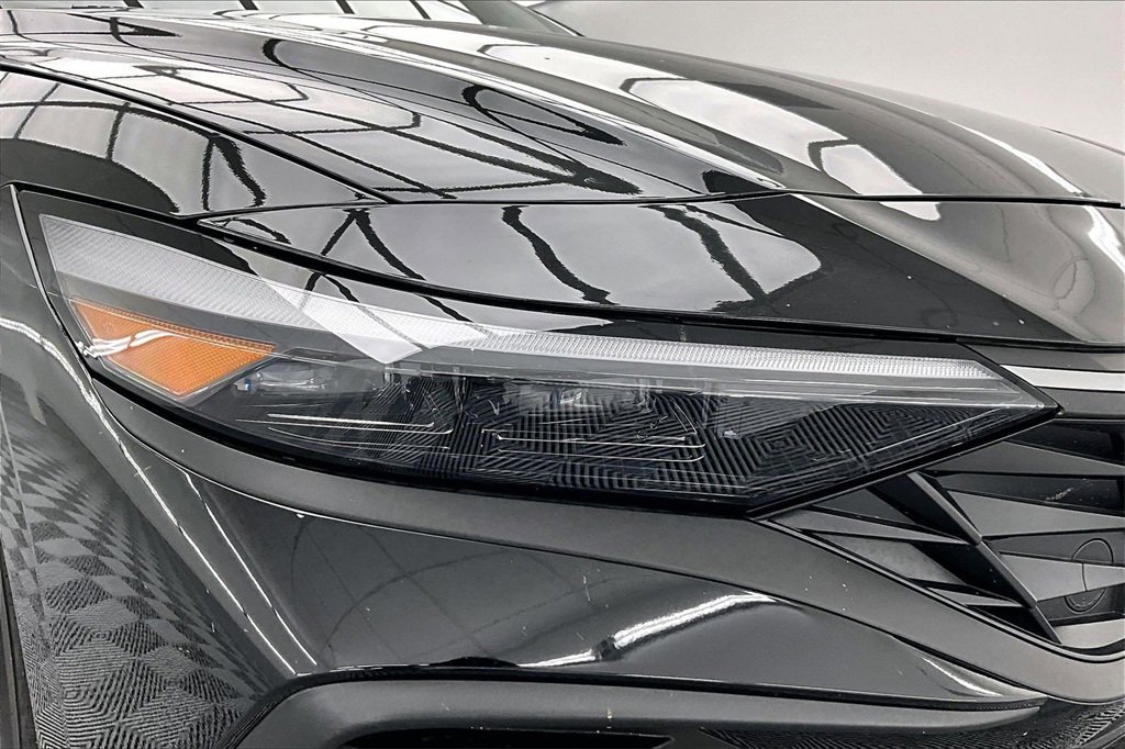 Used 2025 Hyundai Elantra SE image 29