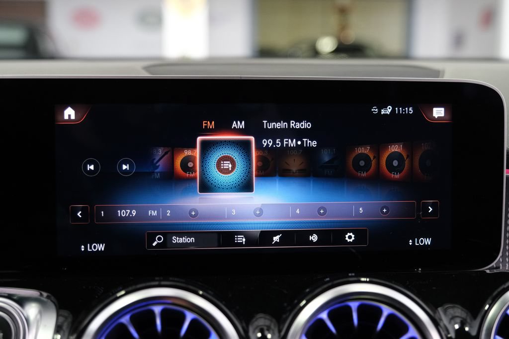 Used 2021 Mercedes-Benz GLB 250 w/ Premium Package image 33