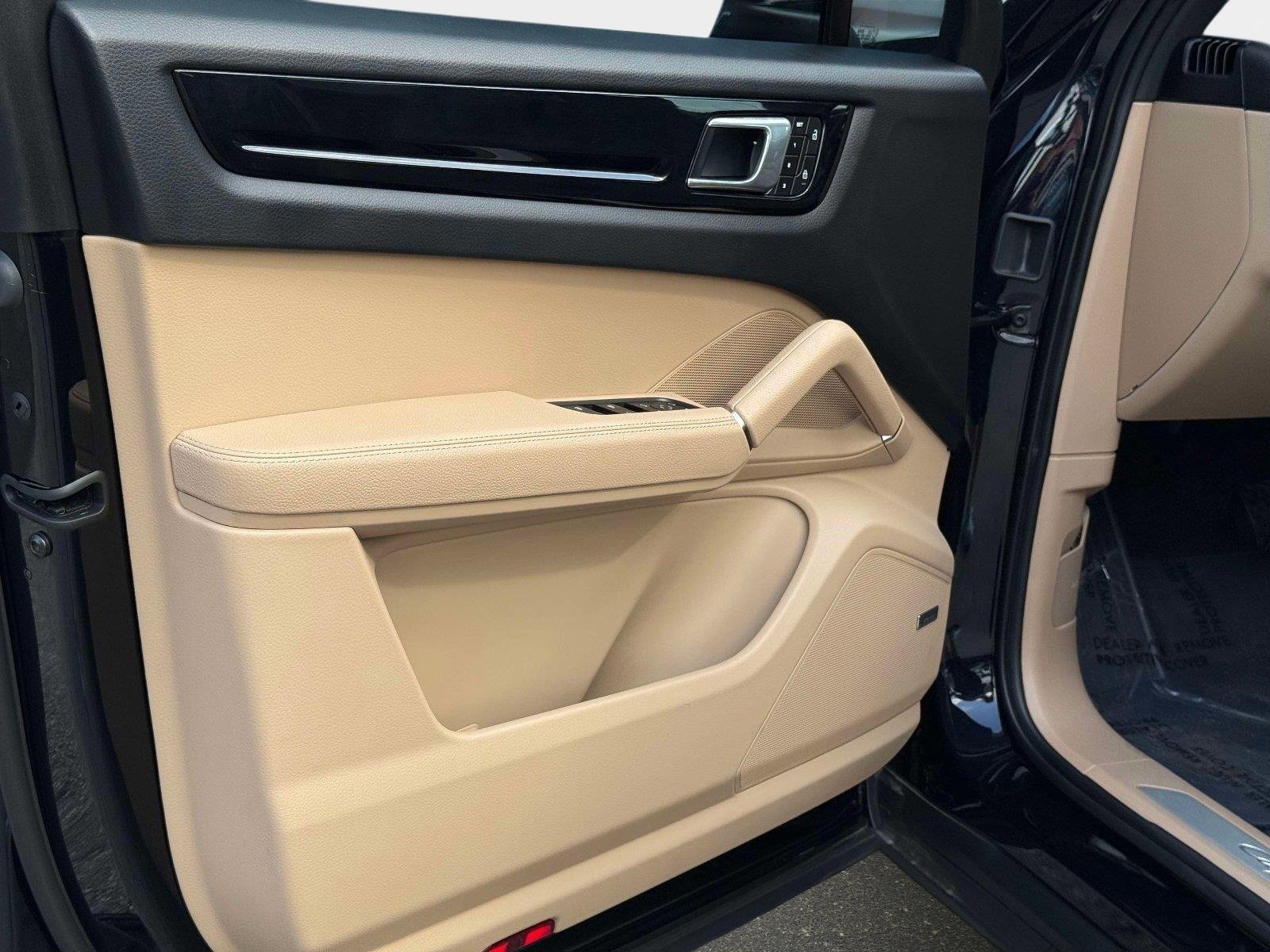 Used 2022 Porsche Cayenne w/ Premium Package image 39