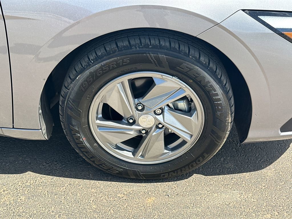Used 2025 Hyundai Elantra SE image 12