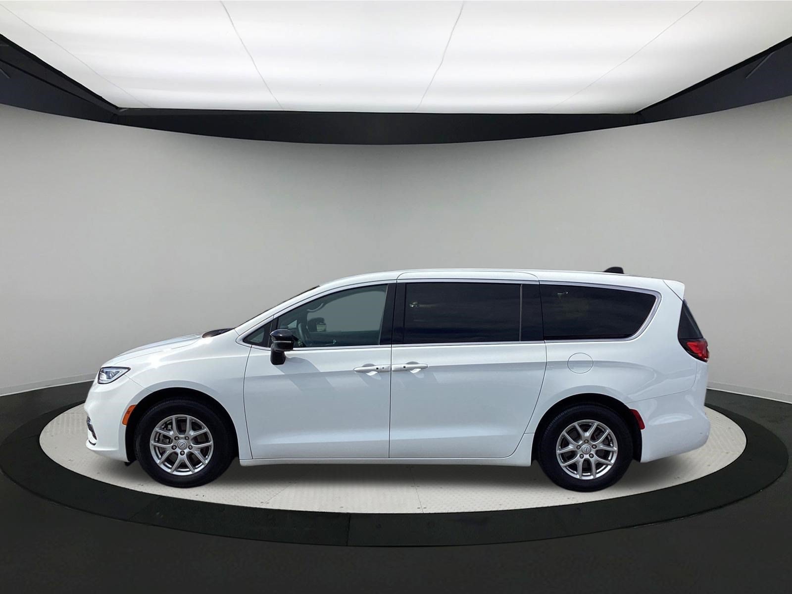 Used 2026 Chrysler Pacifica Select FWD image 5