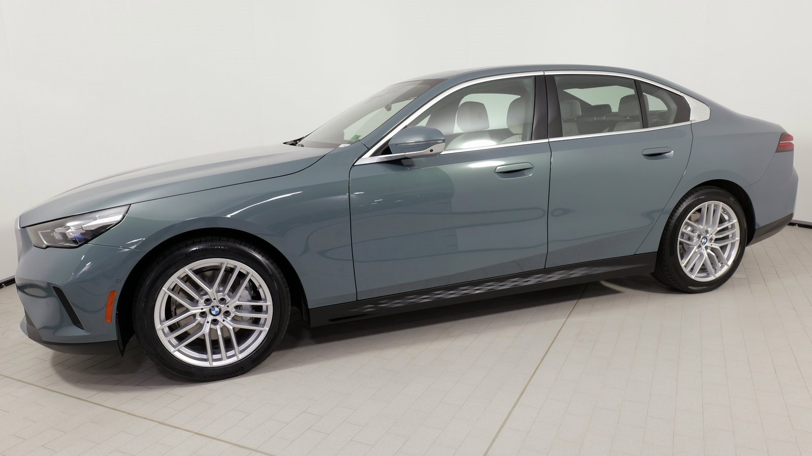 Used 2024 BMW 530i xDrive image 1