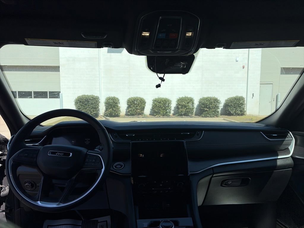 Used 2024 Jeep Grand Cherokee L Limited w/ Luxury Tech Group II image 28