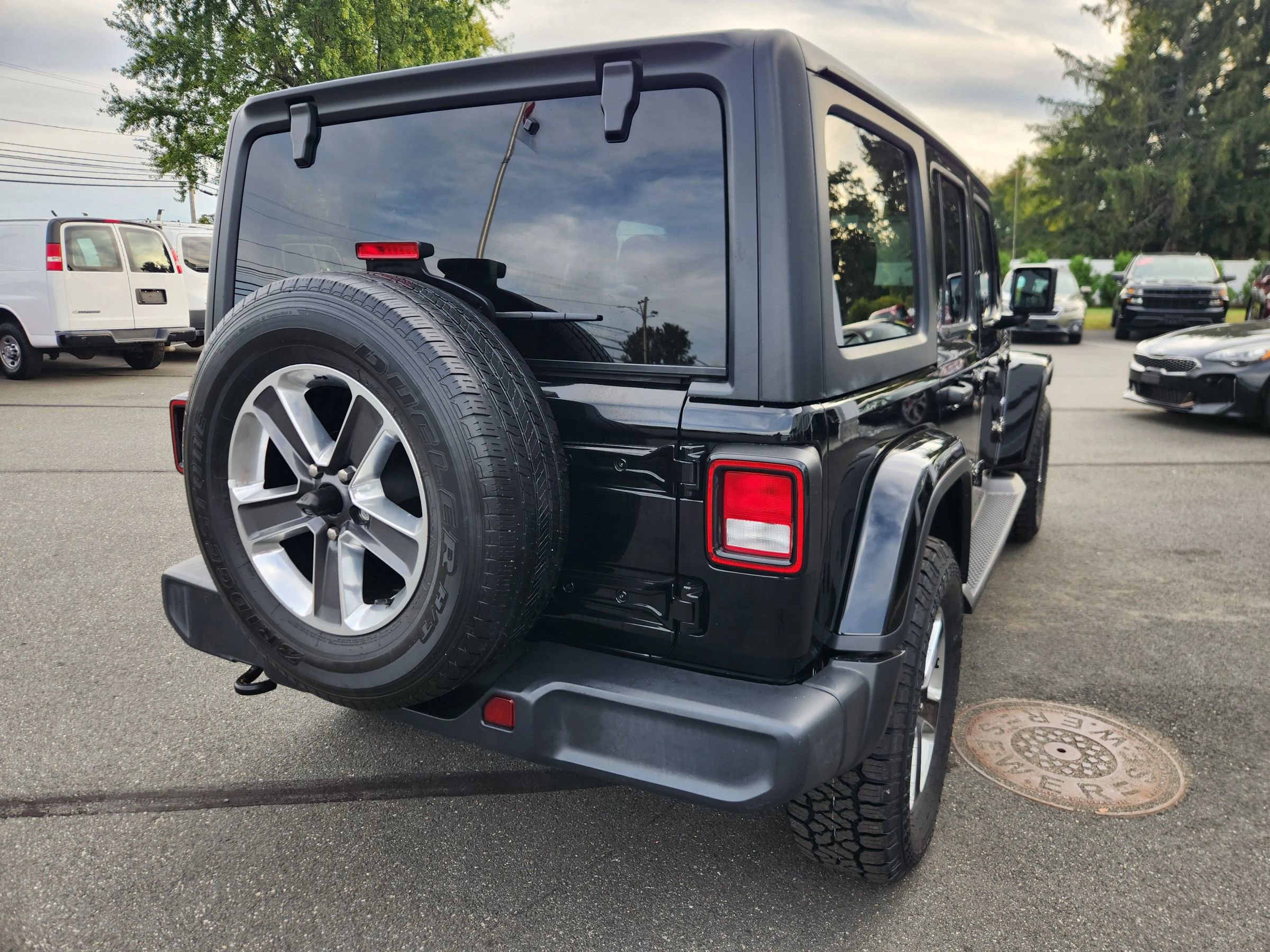 Used 2020 Jeep Wrangler Unlimited Sahara image 14