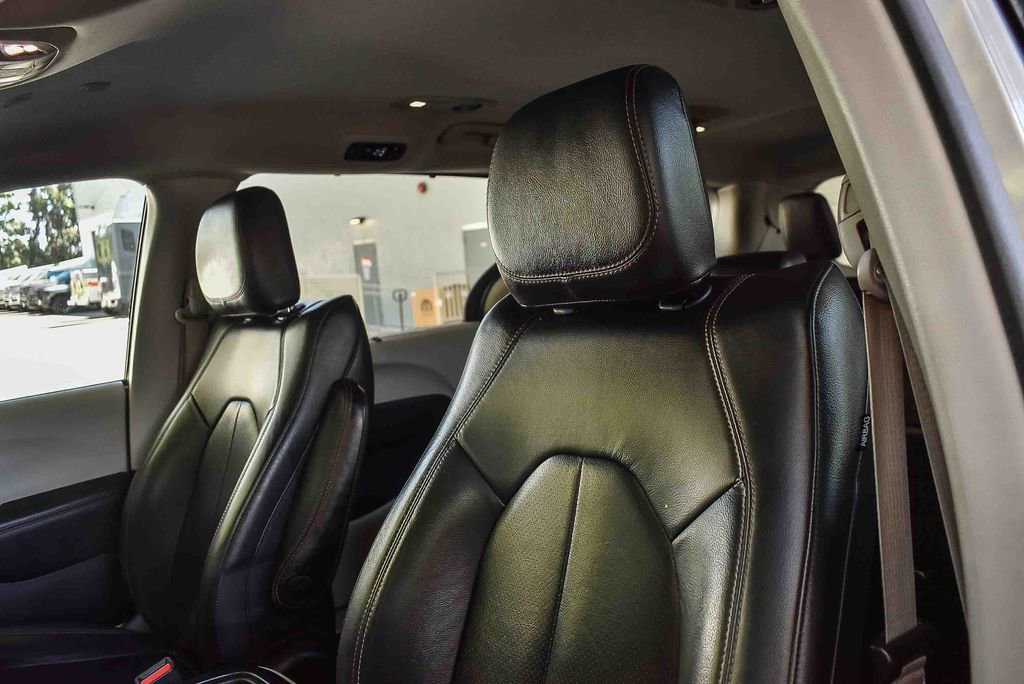 Used 2018 Chrysler Pacifica Touring-L image 23