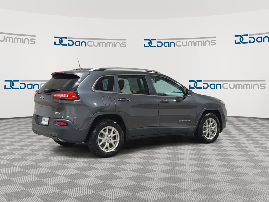 Used 2016 Jeep Cherokee Latitude w/ Cold Weather Group AWD/4WD image 8