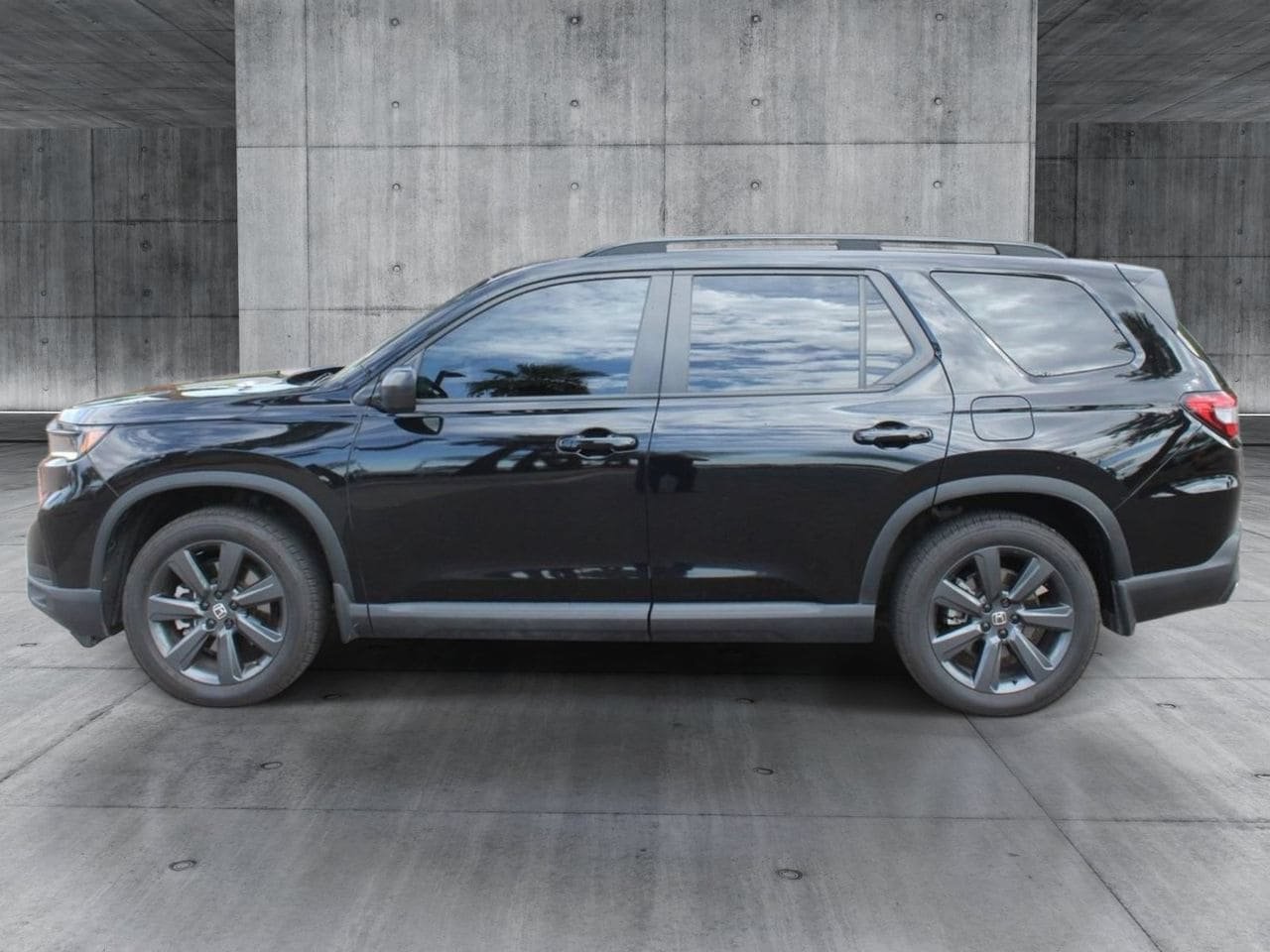 Used 2024 Honda Pilot Sport image 2