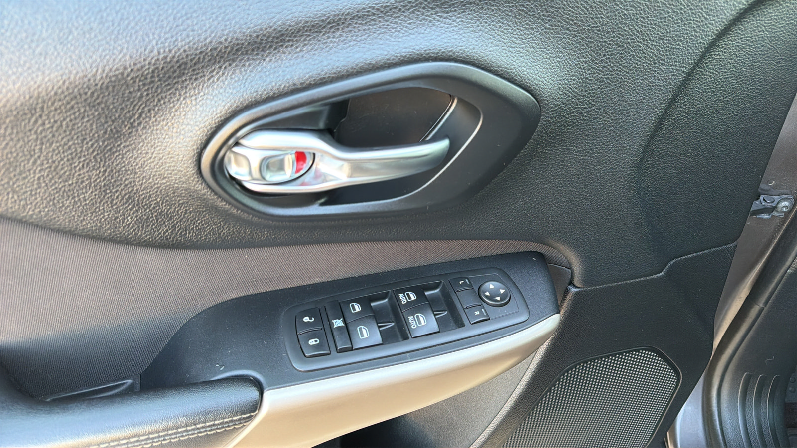 Used 2017 Jeep Cherokee Latitude w/ Cold Weather Group AWD/4WD image 22