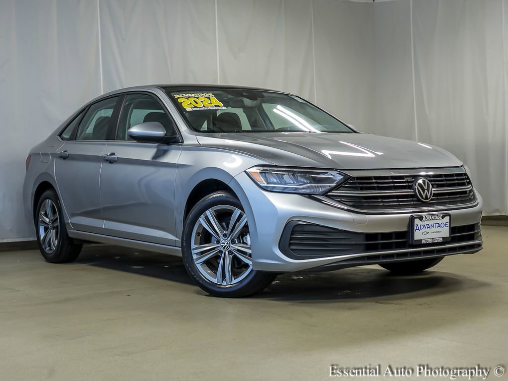 Used 2024 Volkswagen Jetta SE FWD image 2