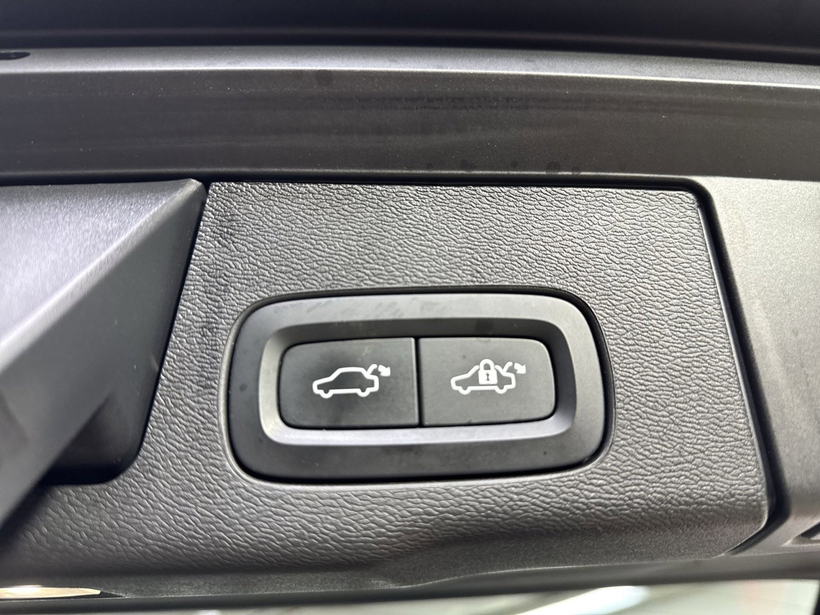 Used 2023 Volvo XC60 B6 Ultimate w/ Protection Package Premier image 31