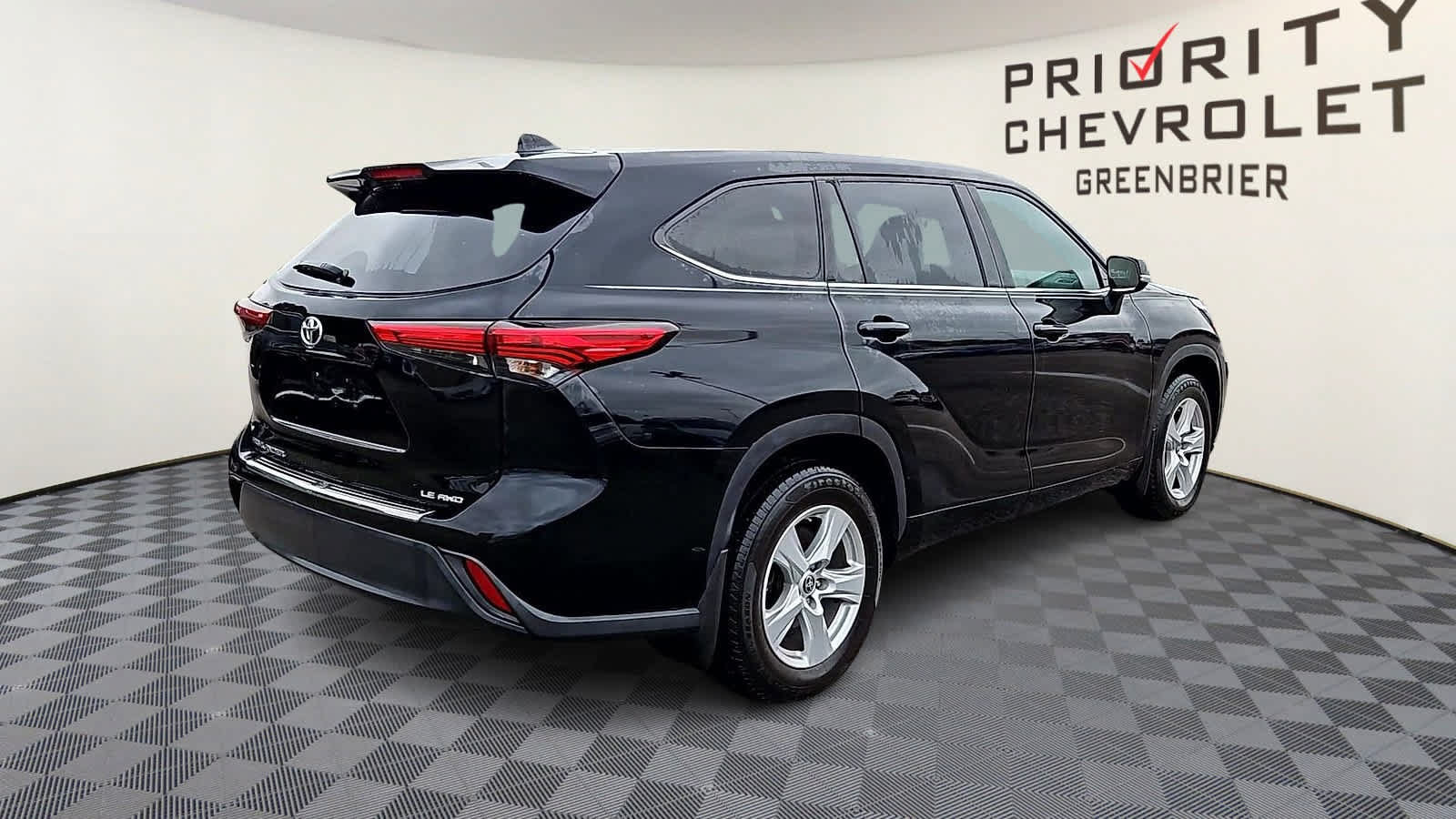 Used 2021 Toyota Highlander LE AWD/4WD image 8