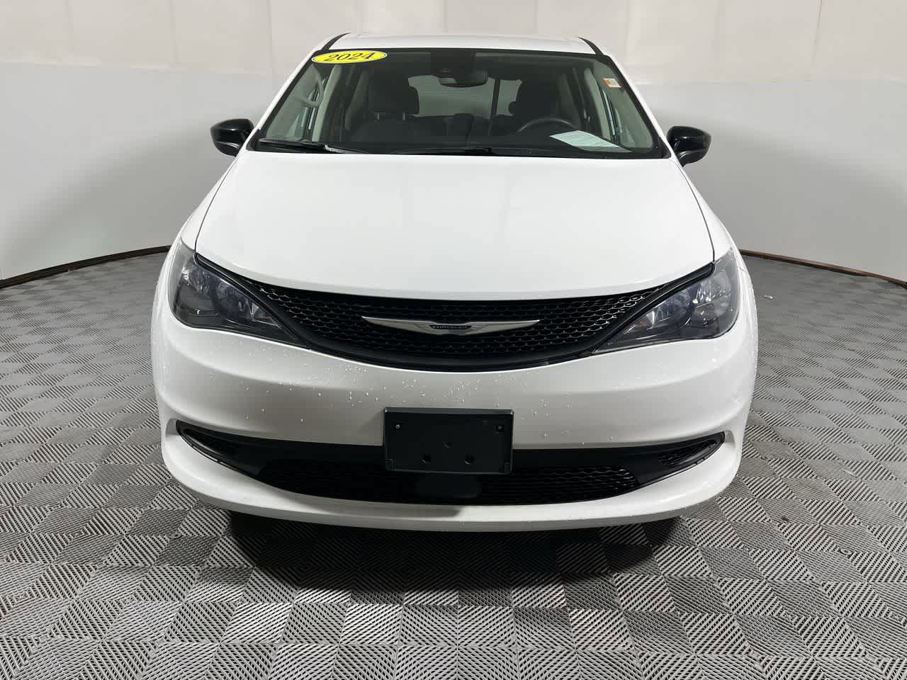 Used 2024 Chrysler Voyager LX FWD image 3
