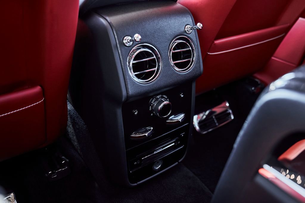 Used 2024 Rolls-Royce Cullinan Black Badge w/ Dark Exterior Package AWD/4WD image 60